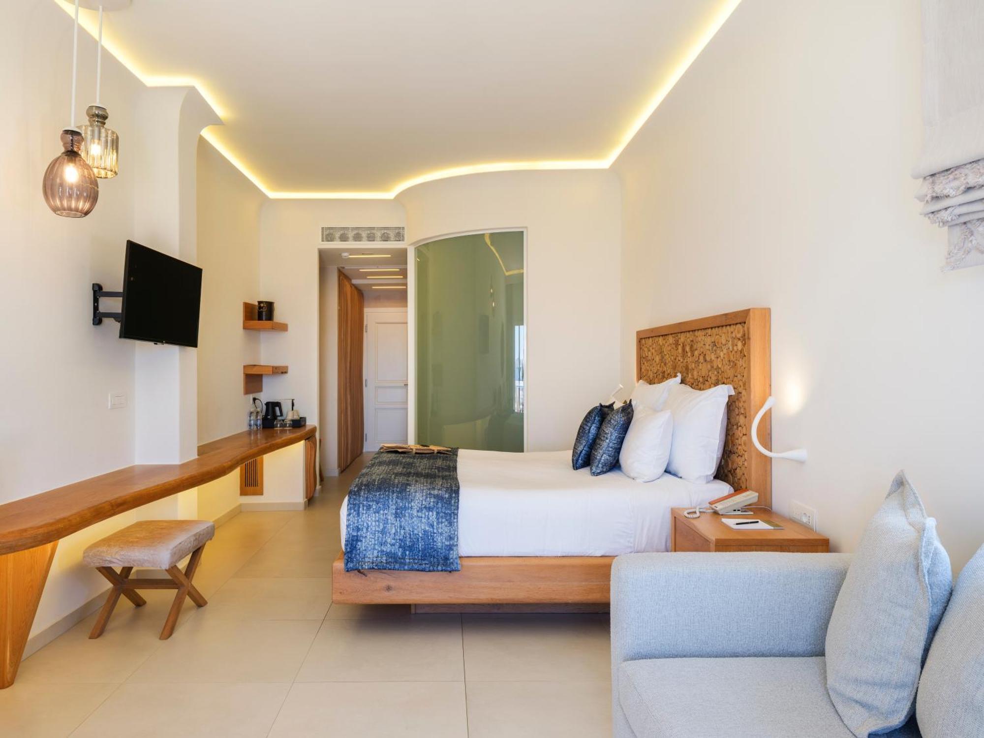 Anax And Hotel